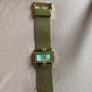 Hold Dolce and Gabana watch